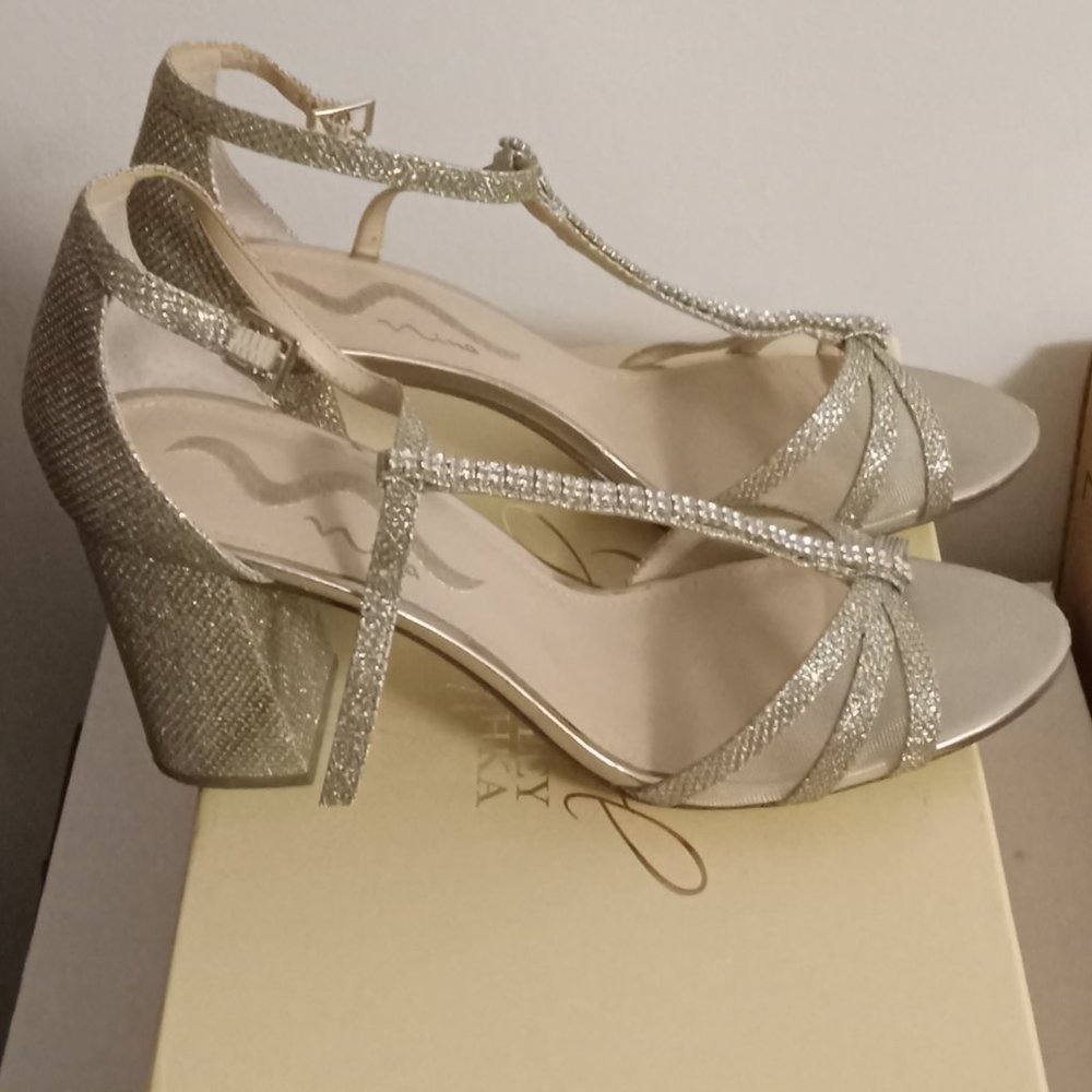 Nina Shoes Haviva1 Latte Dreamla sparkly 3” chunky gold heels w/T strap EUC sz 9